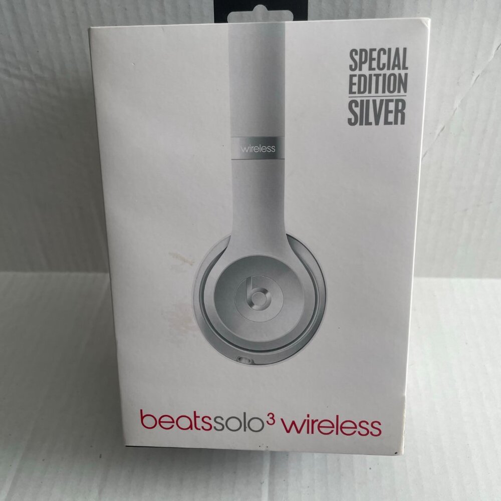 Beats by Dre Solo3 Wireless Over the Ear Headphones Special Edition Silver